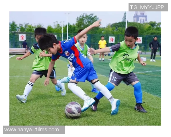 在绿茵场上追逐梦想与友情体验踢足球的快乐与激情